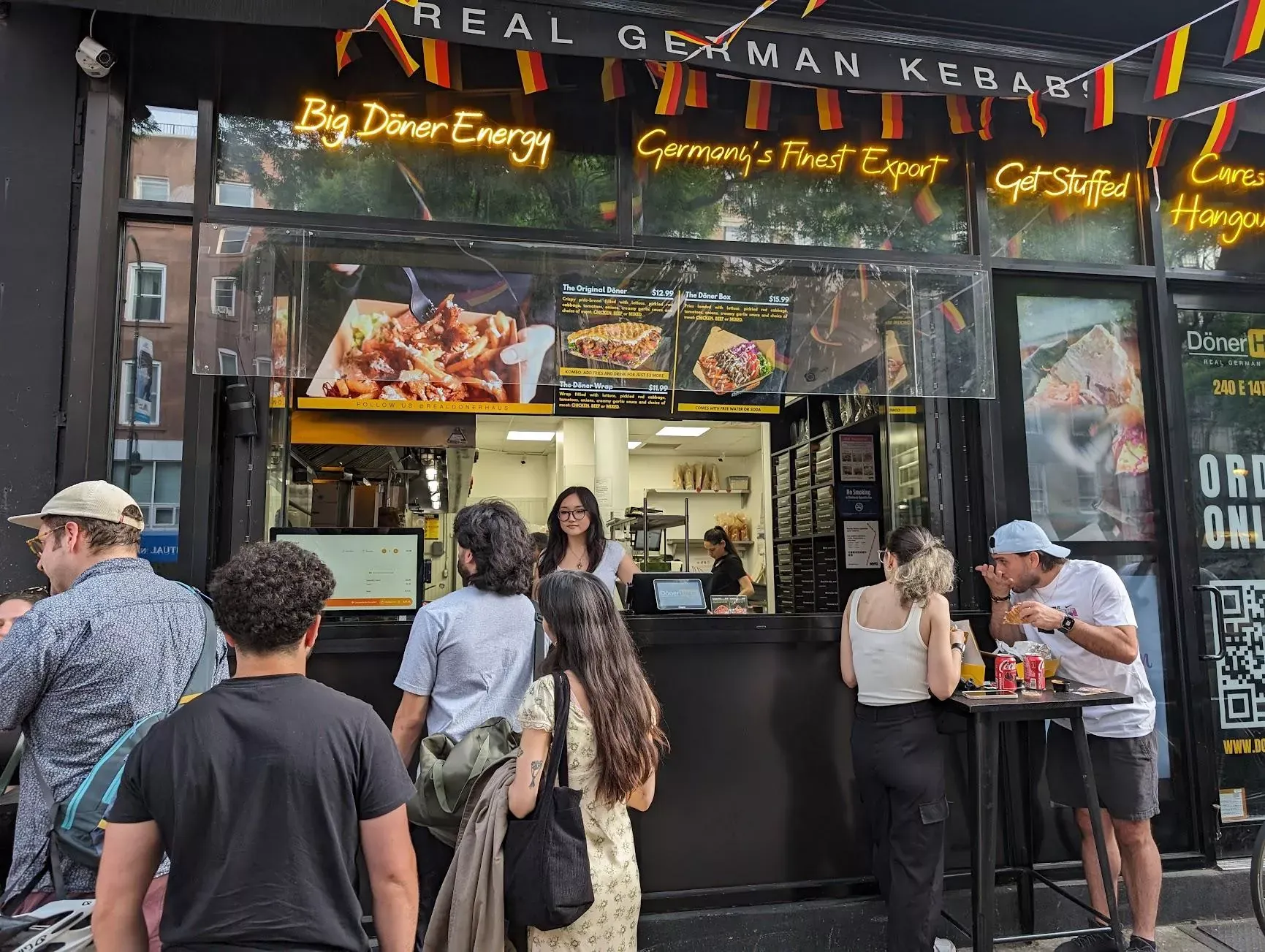 A serving window on a compact döner storefront
